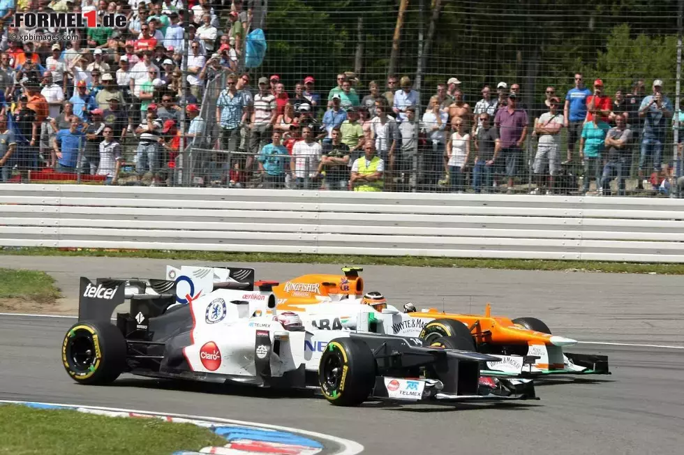 Foto zur News: Kamui Kobayashi (Sauber) und Nico Hülkenberg (Force India)