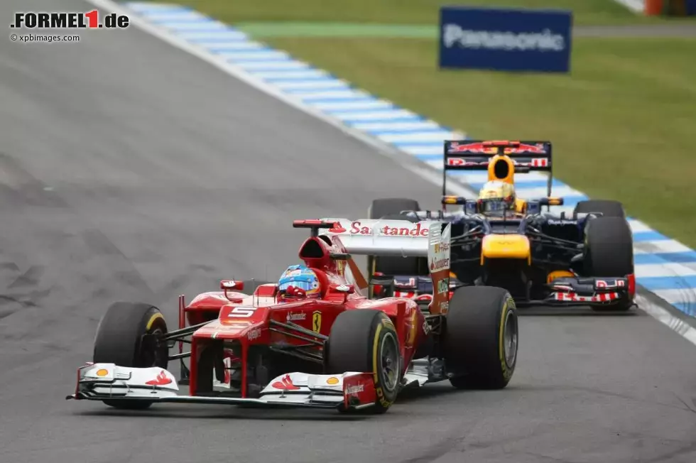 Foto zur News: Fernando Alonso (Ferrari) und Sebastian Vettel (Red Bull)