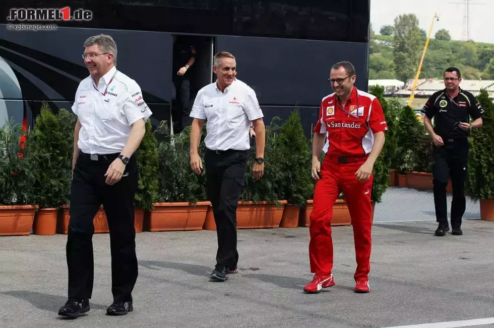 Foto zur News: Ross Brawn (Mercedes-Teamchef), Martin Whitmarsh (Teamchef, McLaren), Stefano Domenicali (Ferrari-Teamchef), Eric Boullier (Lotus-Teamchef) und Bernie Ecclestone (Formel-1-Chef)