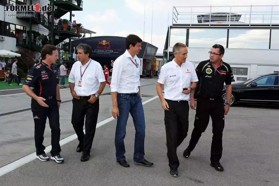 Foto zur News: Christian Horner (Red-Bull-Teamchef), Martin Whitmarsh (Teamchef, McLaren), Eric Boullier (Lotus-Teamchef) und Bernie Ecclestone (Formel-1-Chef)