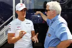 Foto zur News: Michael Schumacher (Mercedes) und Charlie Whiting (Technischer Delegierte der FIA)