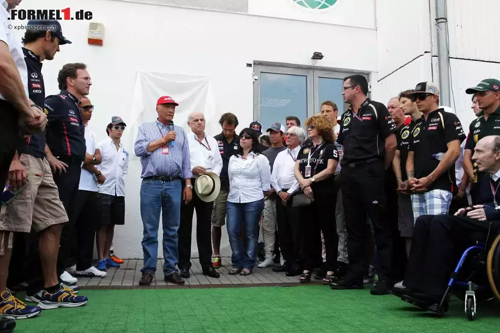 Foto zur News: Bernie Ecclestone (Formel-1-Chef) und die Teams enthüllen eine Gedenktafel für Thomas Frank im Beisein seiner Tochter