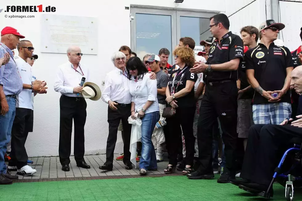 Foto zur News: Bernie Ecclestone (Formel-1-Chef) und die Teams enthüllen eine Gedenktafel für Thomas Frank im Beisein seiner Tochter