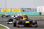 Foto zur News: Mark Webber (Red Bull) und Bruno Senna (Williams)
