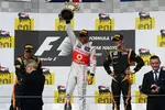 Foto zur News: Lewis Hamilton (McLaren), Romain Grosjean (Lotus) und Kimi Räikkönen (Lotus)