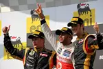 Foto zur News: Lewis Hamilton (McLaren), Kimi Räikkönen (Lotus) und Romain Grosjean (Lotus)