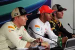 Foto zur News: Lewis Hamilton (McLaren), Romain Grosjean (Lotus) und Kimi Räikkönen (Lotus)