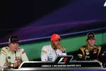 Foto zur News: Lewis Hamilton (McLaren), Romain Grosjean (Lotus) und Kimi Räikkönen (Lotus)