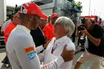 Foto zur News: Lewis Hamilton (McLaren) und Bernie Ecclestone (Formel-1-Chef)