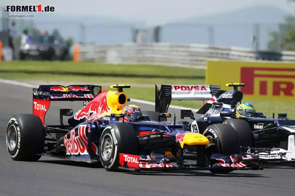 Foto zur News: Mark Webber (Red Bull) und Bruno Senna (Williams)