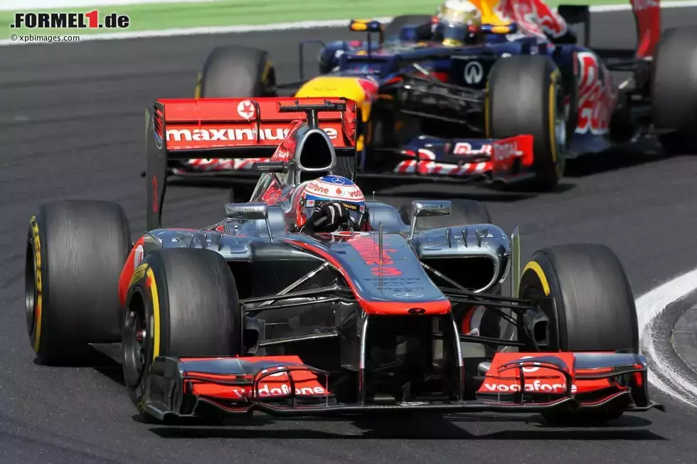 Foto zur News: Jenson Button (McLaren) und Sebastian Vettel (Red Bull)