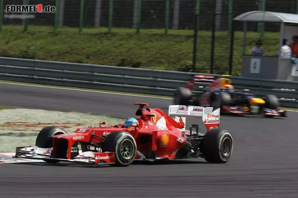 Foto zur News: Fernando Alonso (Ferrari) und Mark Webber (Red Bull)