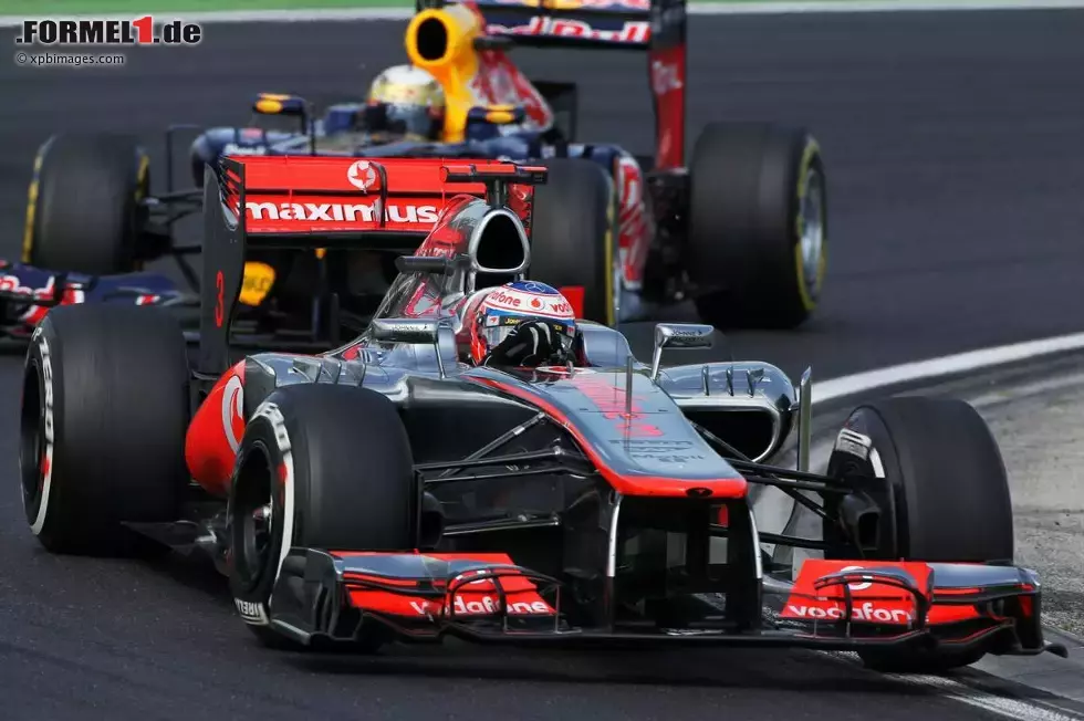 Foto zur News: Jenson Button (McLaren) und Sebastian Vettel (Red Bull)