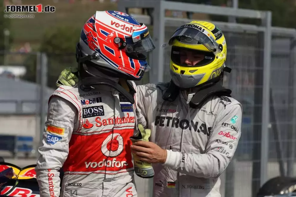 Foto zur News: Jenson Button (McLaren) und Nico Rosberg (Mercedes)