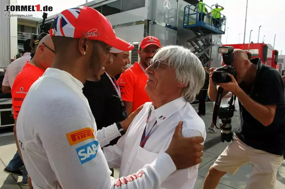 Foto zur News: Lewis Hamilton (McLaren) und Bernie Ecclestone (Formel-1-Chef)