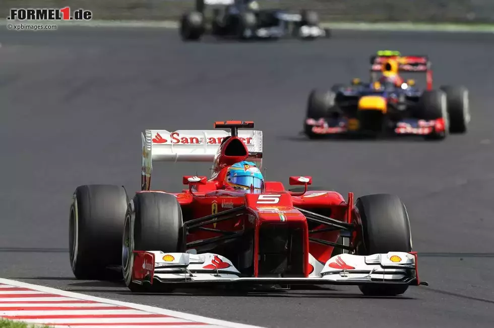 Foto zur News: Fernando Alonso (Ferrari) und Mark Webber (Red Bull)