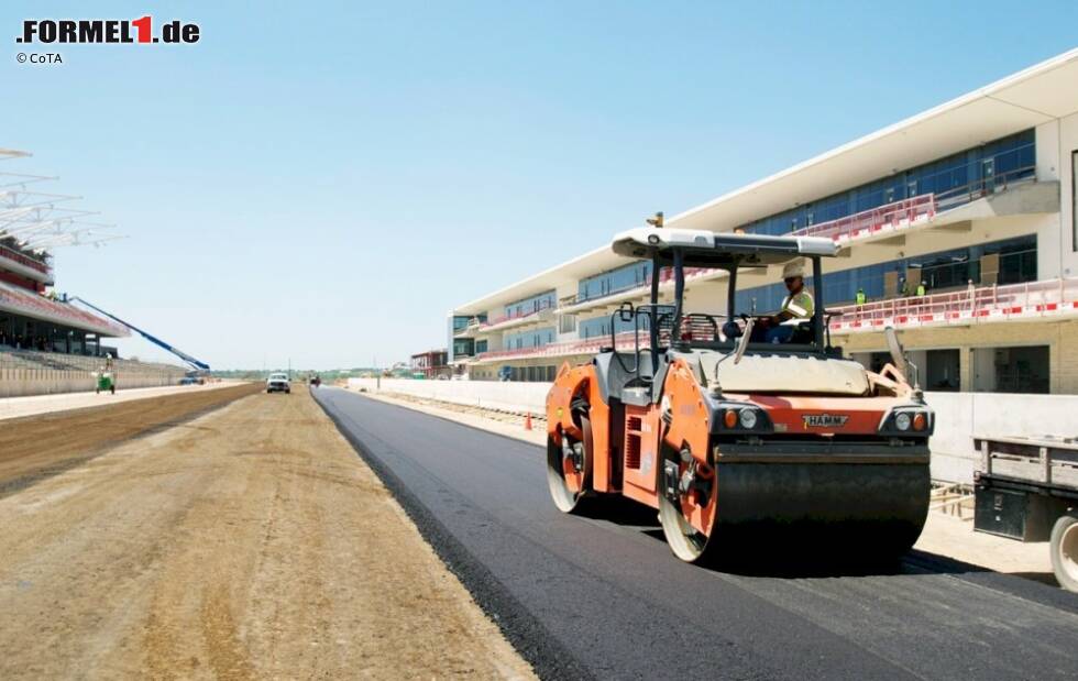 Foto zur News: Komplettierung der ersten Schicht Asphalt des Circuit of The Americas in Austin (Texas/USA): Start- und Zielgerade