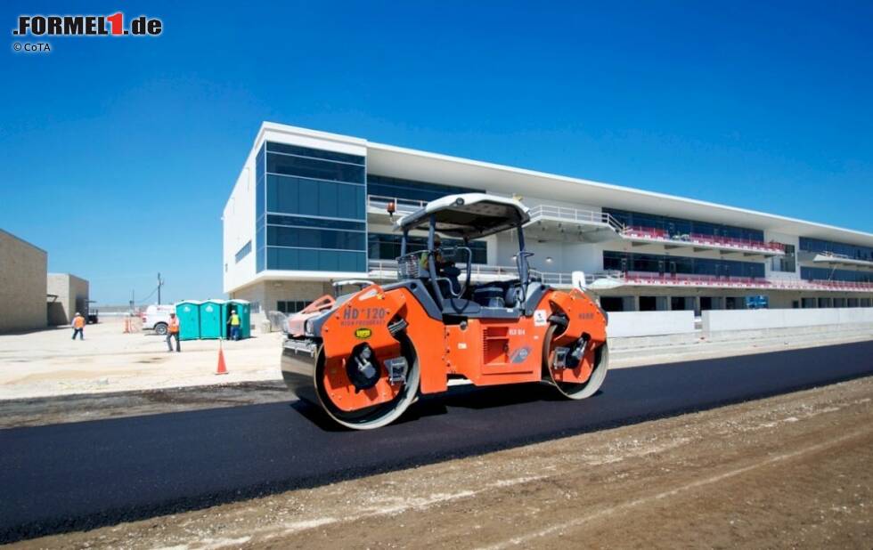 Foto zur News: Komplettierung der ersten Schicht Asphalt des Circuit of The Americas in Austin (Texas/USA): Start- und Zielgerade