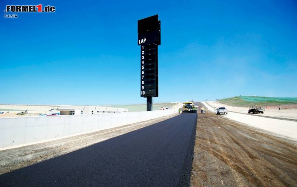 Foto zur News: Komplettierung der ersten Schicht Asphalt des Circuit of The Americas in Austin (Texas/USA): Start- und Zielgerade