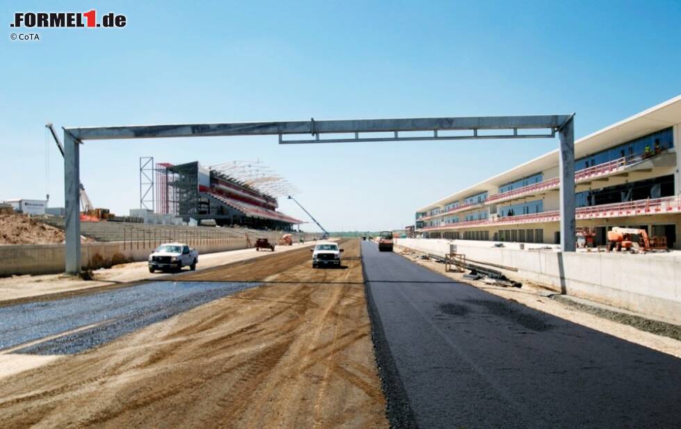 Foto zur News: Komplettierung der ersten Schicht Asphalt des Circuit of The Americas in Austin (Texas/USA): Start- und Zielgerade mit Haupttribüne