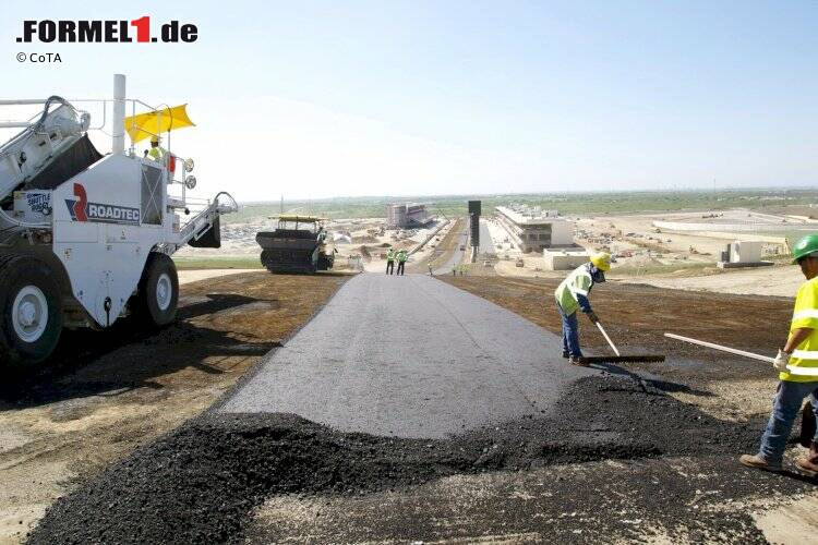 Foto zur News: Komplettierung der ersten Schicht Asphalt des Circuit of The Americas in Austin (Texas/USA): Blick rückwärts aus der ersten Kurve