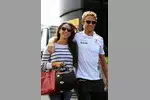 Foto zur News: Jenson Button (McLaren) mit Freundin Jessica Michibata