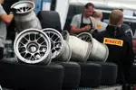 Foto zur News: Pirelli-Reifen werden auf die Felgen montiert