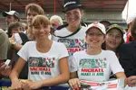 Foto zur News: Fans hoffen, dass Michael Schumacher (Mercedes) noch 100 Grands Prix anhängt