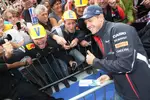 Foto zur News: Sebastian Vettel (Red Bull) lässt sich auf einem Foto ablichten