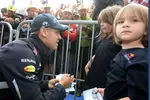 Foto zur News: Sebastian Vettel (Red Bull) hat auch für seine kleinsten Fans Zeit