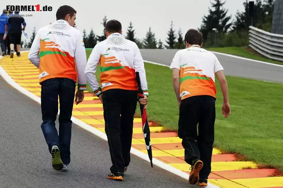 Foto zur News: Paul di Resta (Force India) besteigt die Eau Rouge