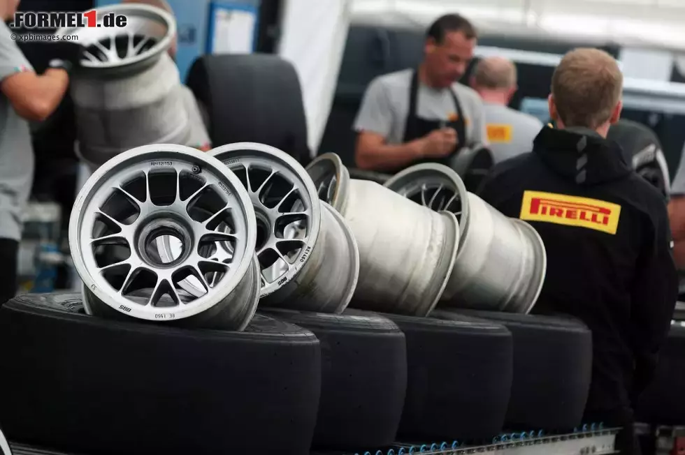 Foto zur News: Pirelli-Reifen werden auf die Felgen montiert