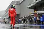 Foto zur News: Felipe Massa (Ferrari) nach seinem Motorschaden am Freitag auf dem Weg zurück durch den Regen.