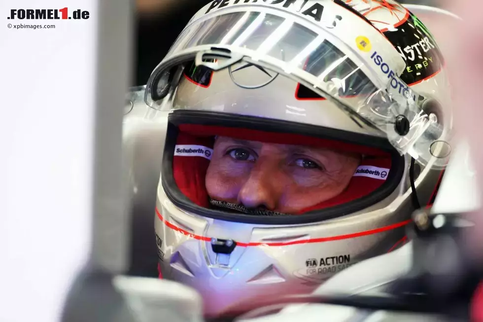 Foto zur News: Michael Schumacher (Mercedes) mit seinem speziellen Helm zum 300. Formel-1-Wochenende.