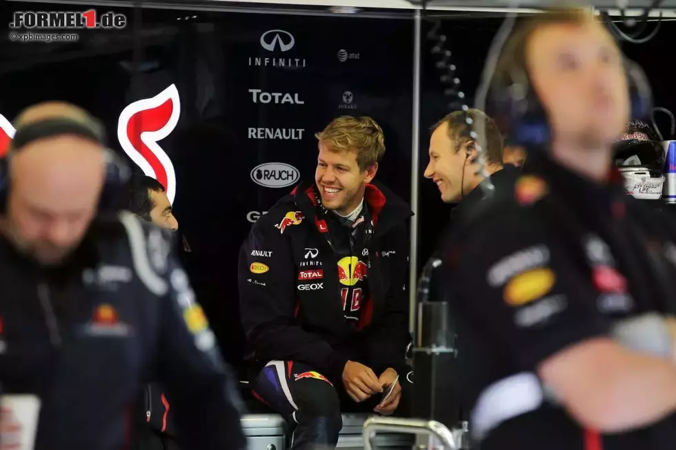 Foto zur News: Viel Warten im Regen: Sebastian Vettel (Red Bull) am Freitag.