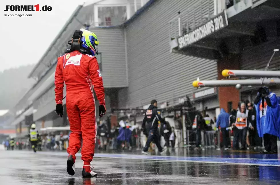 Foto zur News: Felipe Massa (Ferrari) nach seinem Motorschaden am Freitag auf dem Weg zurück durch den Regen.