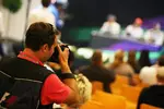 Foto zur News: Ein Fotograf während der Pressekonferenz nach dem Qualifying