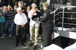 Foto zur News: Gratulation zum 300. Grand Prix: Michael Schumacher (Mercedes), Bernie Ecclestone (Formel-1-Chef) und Norbert Haug (Mercedes-Motorsportchef)