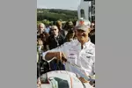 Foto zur News: Michael Schumacher (Mercedes) schneidet die Torte an