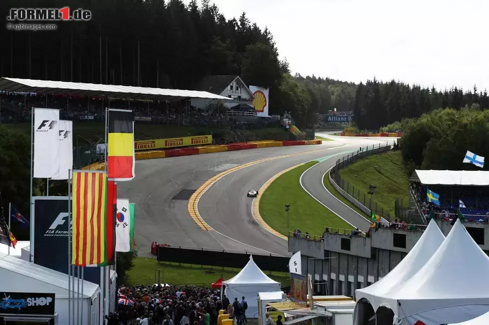 Foto zur News: Jenson Button (McLaren) am Samstagmorgen in der Eau Rouge