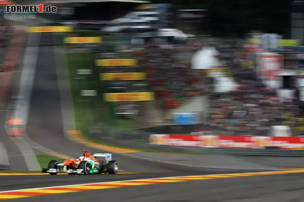 Foto zur News: Paul di Resta (Force India) donnert durch die legendäre Senke Eau Rouge