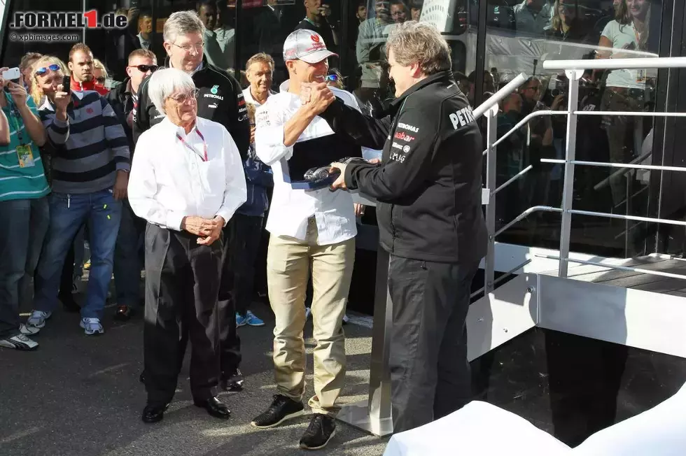 Foto zur News: Gratulation zum 300. Grand Prix: Michael Schumacher (Mercedes), Bernie Ecclestone (Formel-1-Chef) und Norbert Haug (Mercedes-Motorsportchef)