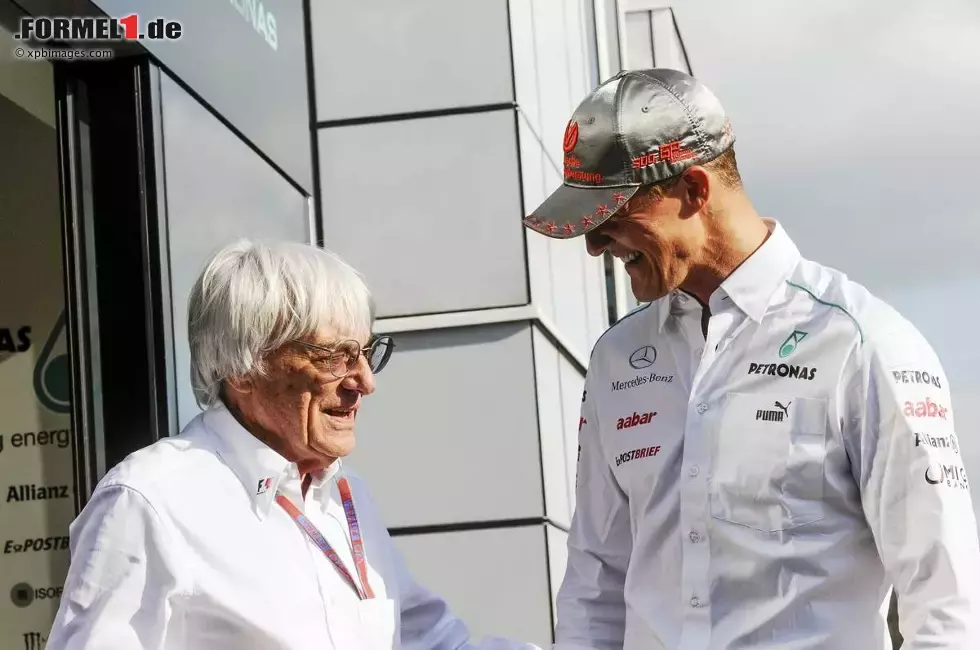 Foto zur News: Bernie Ecclestone (Formel-1-Chef) und Michael Schumacher (Mercedes)