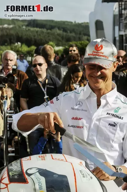 Foto zur News: Michael Schumacher (Mercedes) schneidet die Torte an