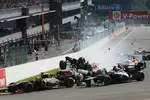 Foto zur News: Kollision am Start mit Lewis Hamilton, Romain Grosjean, Sergio Perez und Fernando Alonso