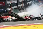 Foto zur News: Kollision am Start mit Lewis Hamilton, Romain Grosjean, Sergio Perez und Fernando Alonso