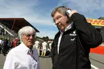 Foto zur News: Bernie Ecclestone (Formel-1-Chef) und Ross Brawn (Mercedes-Teamchef)