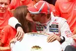 Foto zur News: Jenson Button (McLaren) bekommt von seiner Freundin Jessi Michibata einen dicken Sieger-Kuss