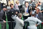 Foto zur News: Michael Schumacher (Mercedes) erhielt von RTL nach dem Rennen zum großen Jubiläum eine leckere Torte