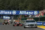 Foto zur News: Jenson Button (McLaren) führt hinter dem Safety-Car